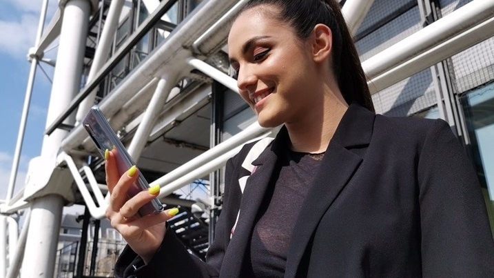 Nu ai fi zis! Ce telefon mobil are Alexia Eram, fiica Andreei Esca. Câți lei costă