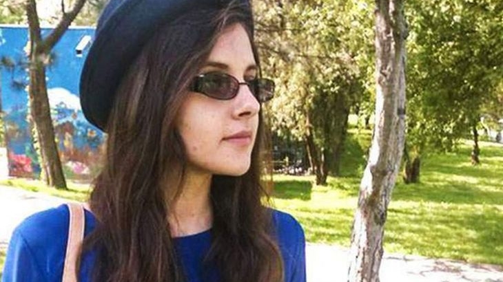 Raluca, tânăra ucisă de iubitul libian, va fi înmormântată în satul natal! Părinții stau lipiți de sicriul ei și o jelesc. „Asasinul merită torturat. Moartea ar fi prea ușoară pentru el!”