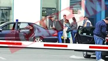 Emil Constantinescu a umplut doua masini cu bagajele aduse de la Paris