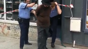 VIDEO. Tâlhărie dejucată la un magazin de bijuterii din Capitală. Hoțul, de 73 de ani, a atacat cu un aparat cu electroșocuri