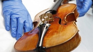 I-a furat o vioara Stradivarius dintr-un fast-food!