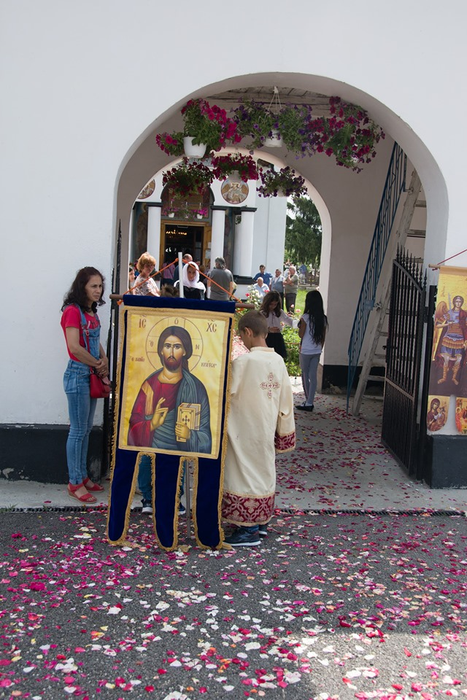 Episcopul Slatinei a fost așteptat cu un covor de petale de trandafir la Slătioara