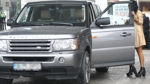 "E sofisticata ma" Aparitie criminala intr-o benzinarie! Cine e bruneta cu picioare lungi care coboara dintr-un Range Rover