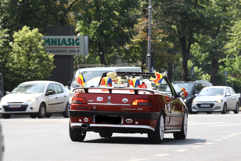 Oglinzile retrovizoare, tetierele, sistemul de decapotare, toate învăluite în steagul României