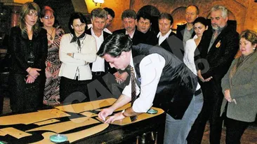 Omul-foarfeca face un costum in doua ore