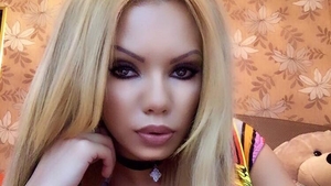 BEYONCE de România a ajuns de urgenţă la spital după ce i s-ar fi spart unul dintre silicoane!