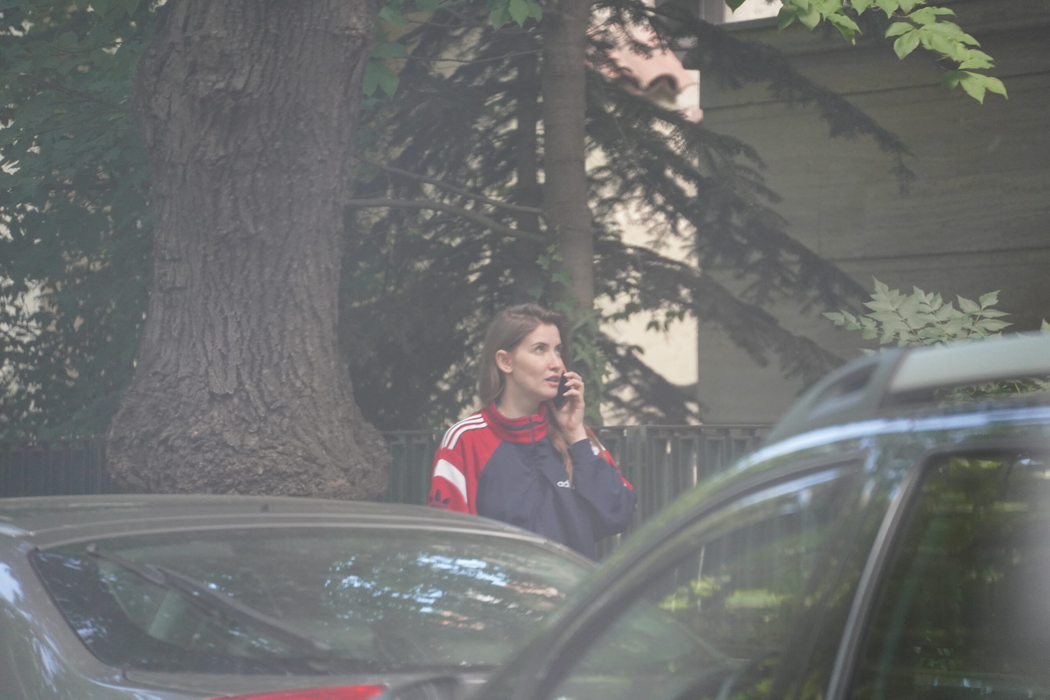 Iulia Albu se îndreaptă către cabinetul stomatologic (Foto: CANCAN.RO)