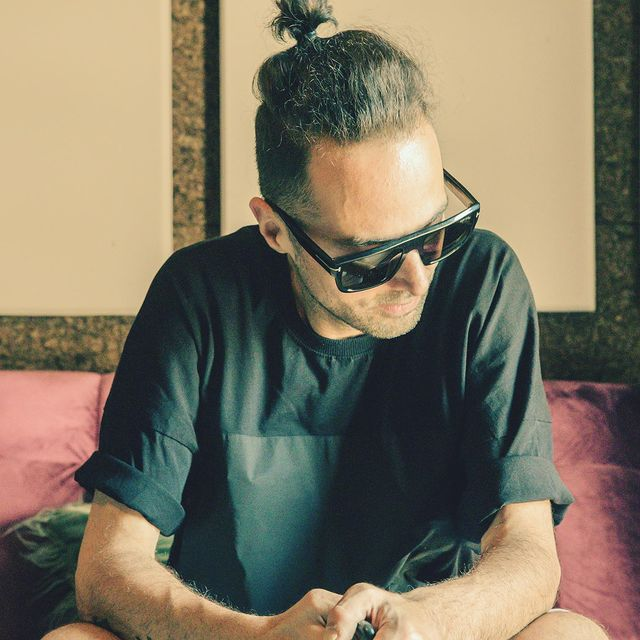 Artistul vrea să plece în vacanță alături de soția sa