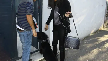 Uite-o cum se scuza: Ii arat muntii si femeile! Andreea Raicu, filmata alaturi de un barbat misterios!