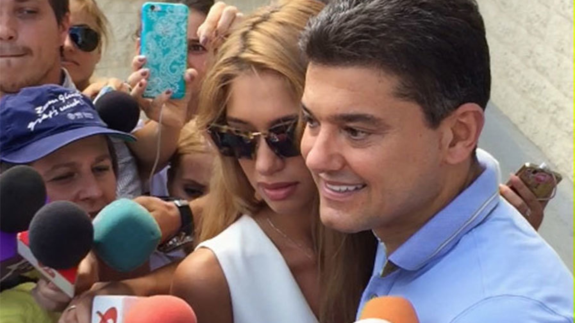 Prima imagine cu poliţistul lovit de Boureanu când a ajuns acasă, după noaptea scandalului. Este emoţionant cum l-a primit familia pe agentul Ovidiu Andrei! 