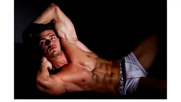 Unul dintre manechinii lui Bote vrea s-o consoleze pe Andreea Mantea!