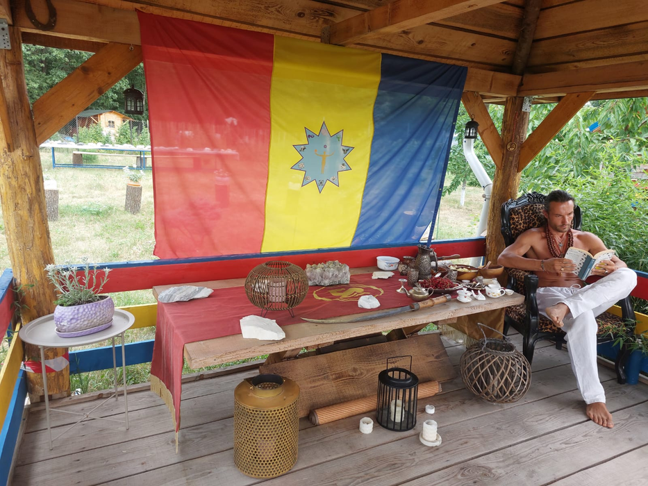 Fostul model de talie internațională are o proprietate modestă într-un sat din Botoșani foto: arhivă personală