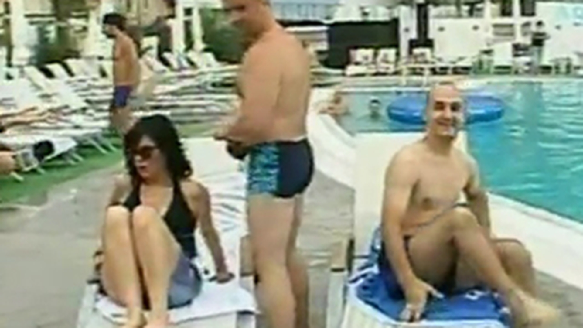 VIDEO Intalnire de gradul III! Mariana Moculescu a dat nas in nas cu Cristi Marin la o piscina din Capitala! Uite-l pe fostul iubit cum o alearga in labe de scafandru!