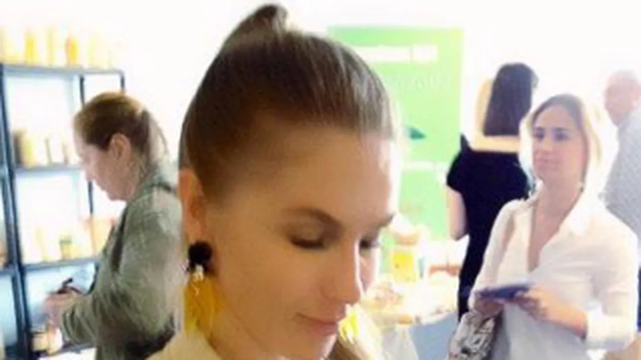 Corina vrea sa se faca vegetariana! Uite ce salata cu germeni de grau si trifoi savureaza!