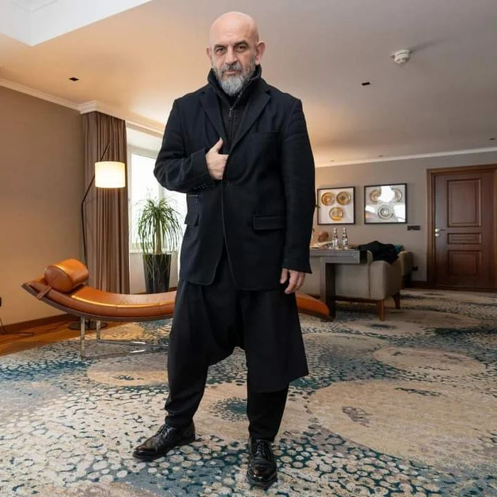 Criticul de modă, Alin Gălățescu, ne sare în ajutor: ținutele la control! Cum ne îmbrăcăm de Revelion?!