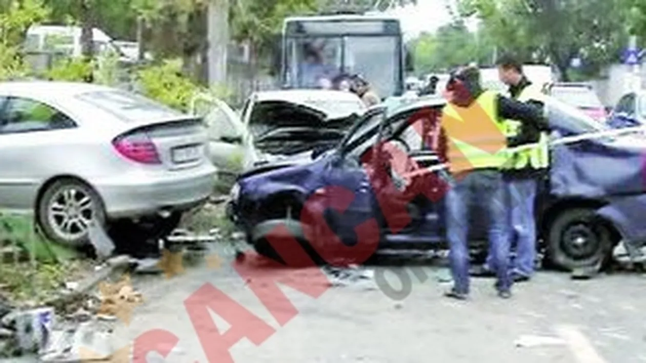 Sase masini distruse, sapte raniti