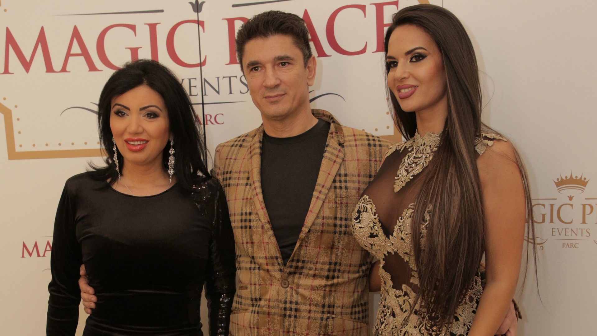 Ce sexy a fost Adriana Bahmuteanu la ziua de nastere a lui Luis Lazarus. Vedeta a purtat o rochie extrem de scurta