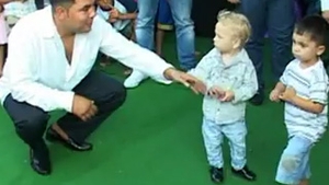 Nu stiu sa vorbeasca si nu merg la scoala, dar iau "lectii" de dans de la Florin Salam! Uite cum isi educa romii copiii la petreceri lautaresti