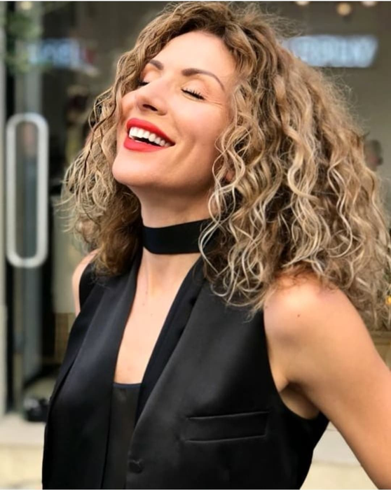 Carmen Brumă, ipostază incendiară! Vedeta s-a fotografiat în ploaie purtând doar lenjerie intimă