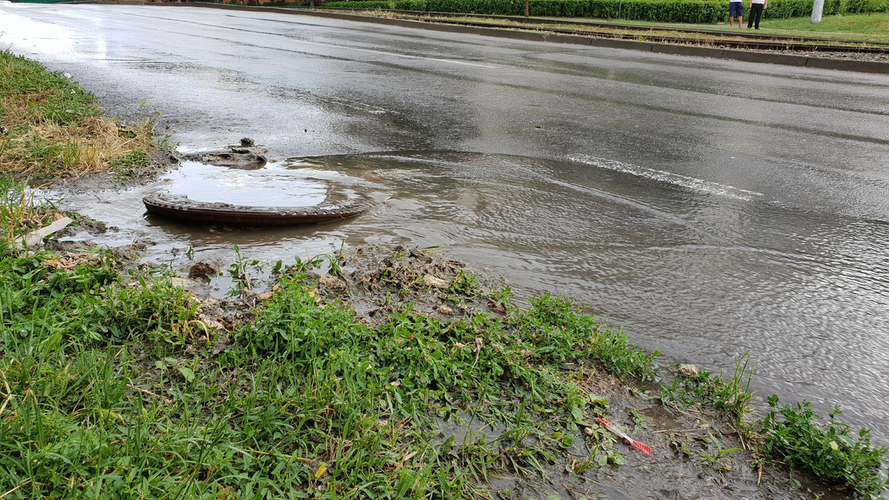 Canalizarea nu a mai făcut față