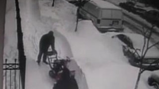 VIDEO Un barbat inzapezeste masina unei femei care i-a furat lopata!