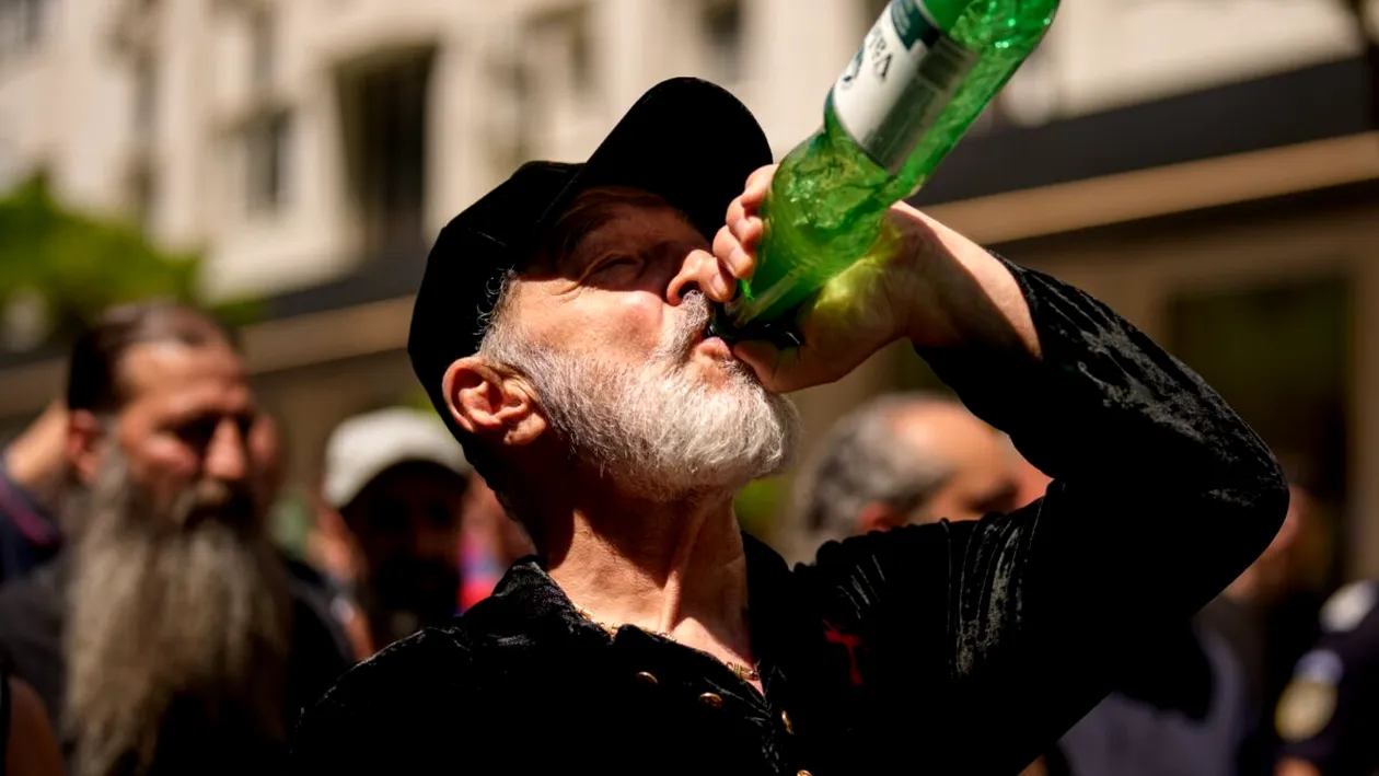 Cât costă un singur litru din apa băută de Gigi Becali la marșul din Piața Victoriei. Ar conține 'energie telurică-hado'