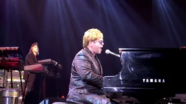 Trei muncitori, raniti in urma prabusirii scenei pentru un concert al lui Elton John, in Mexic