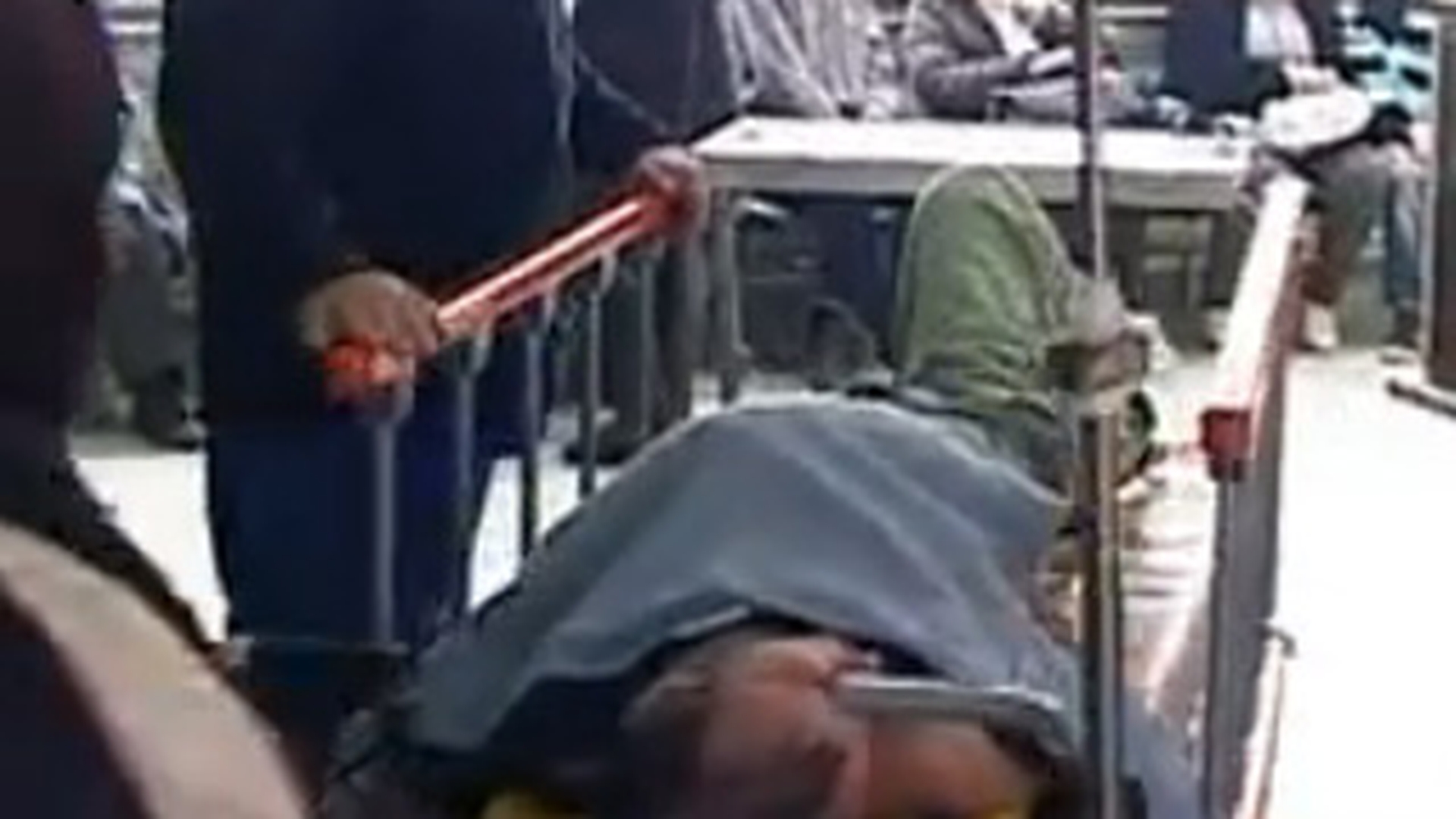 Asa arata spitalele dupa sarbatori! Un betiv a venit la spital dar nu poate sa vorbeasca de mort ce e - VIDEO INCREDIBIL