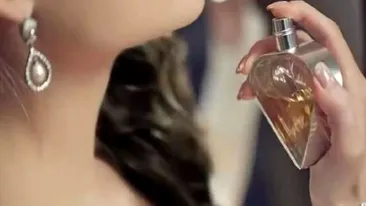 O femeie a murit după ce a mirosit o sticluță de parfum. Iubitul ei încă mai caută dreptatea, după 5 ani