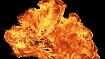 VIDEO O fabrica de prelucrare a lemnului din Falticeni a fost cuprinsa de un incendiu devastator