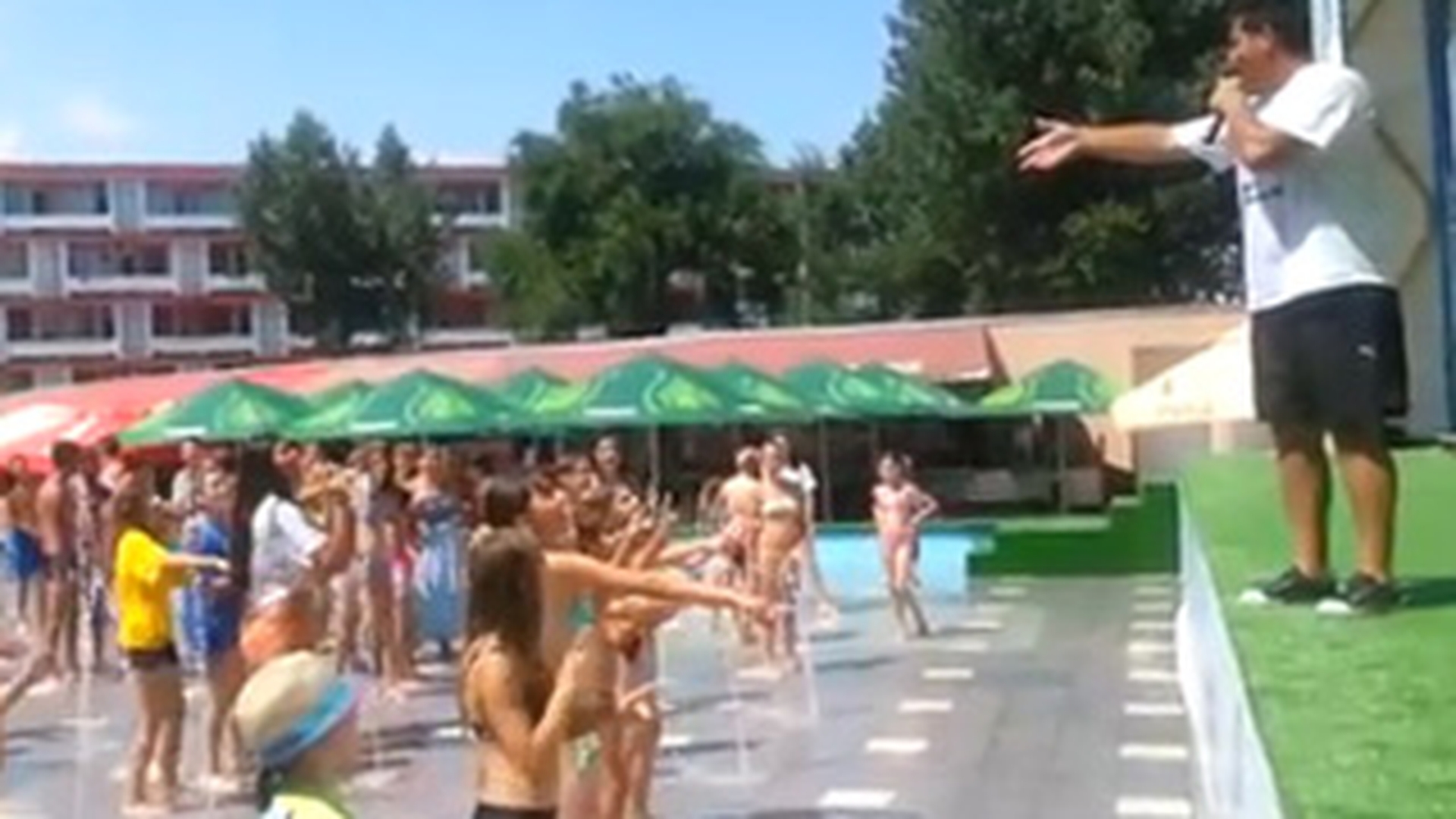 VIDEO Ce a ajuns Bursucu de la "Dansez pentru tine"! Invata fetitele sa danseze libidinos la un parc acvatic de distractii