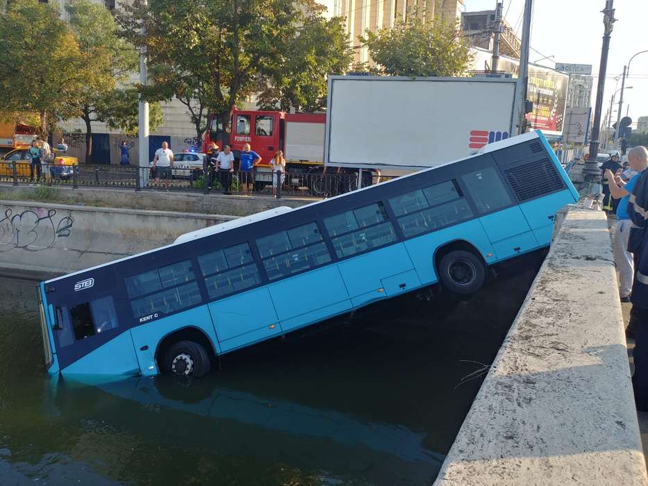 Scene șocante în București! Un autobuz STB a căzut în râul Dâmbovița