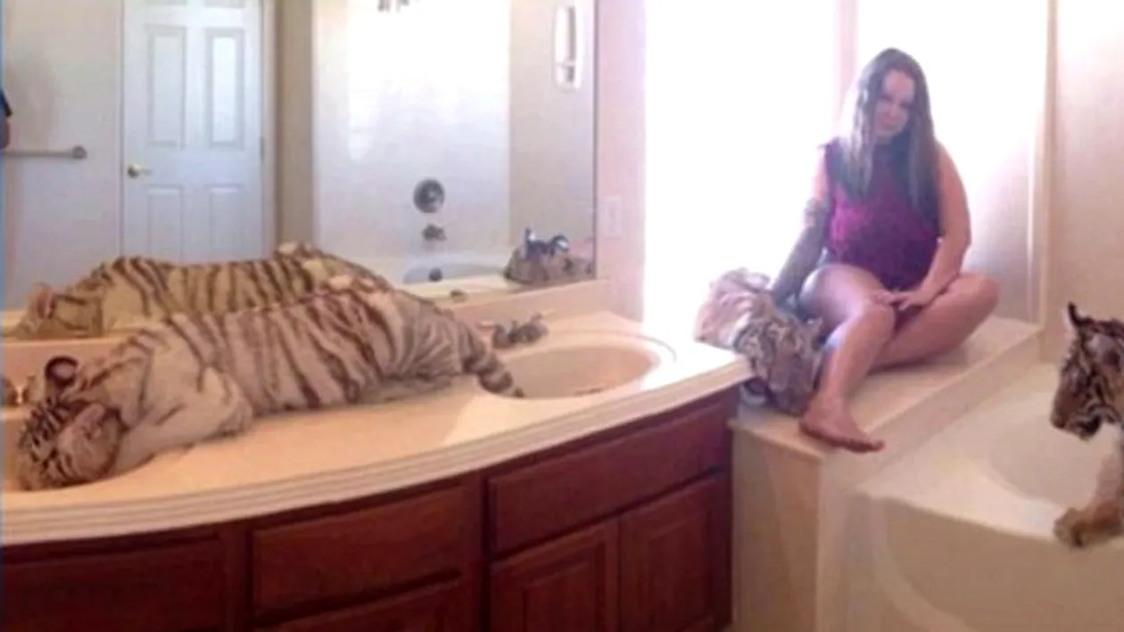 O mamă îşi ţinea fiica în casă cu animale sălbatice! Ce a urmat e şocant