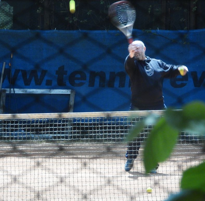 Mihai Constantin, pe terenul de tenis (Foto: CANCAN.RO)