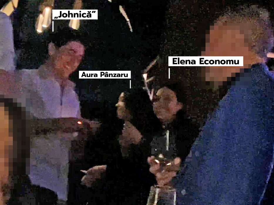 „Johnică” pare să fi uitat de Roxana Cepalis, fiind prea ocupat cu Aura Pânzaru și Elena Economu (SURSĂ FOTO: CANCAN.RO)