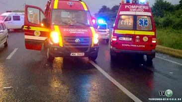 Grav accident pe Valea Oltului. 13 persoane au fost duse la spital, 4 sunt în stare gravă