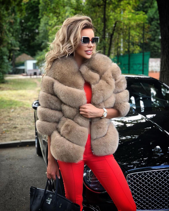 Bianca Drăgușanu, buchet de trandafiri de la Alex Bodi? El o răsfață des pe Daria Radionova cu astfel de surprize