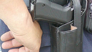 Focuri de armă în Argeș. Polițiștii au fost atacați de un bărbat cu probleme psihice și au ripostat