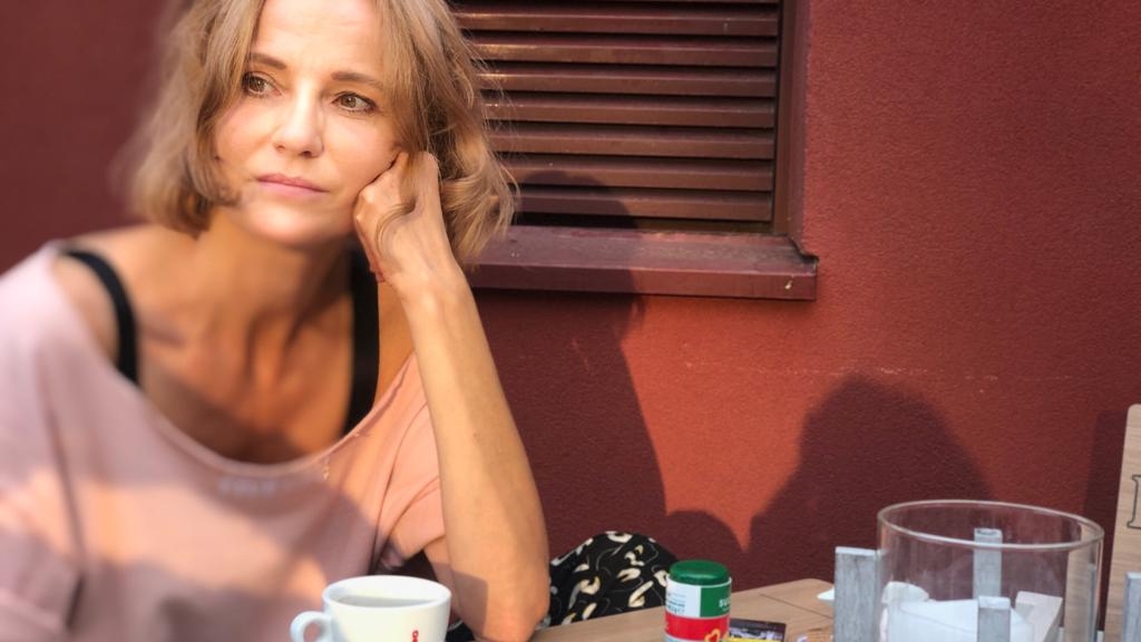 Cine o relansează în plan amoros pe Lia Bugnar? ”Paparazzi” cu scriitoarea în compania lui Nikos, un grec sexi!