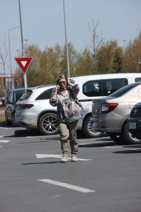 Gina Pistol, în parcare, cu telefonul la ureche (Foto: CANCAN.RO)