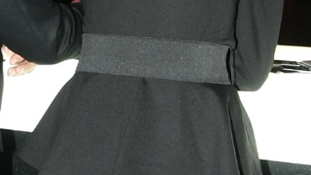 Cine crezi ca este aceasta eleganta bruneta, cu forme perfecte? Iubitul ei este un mare sportiv