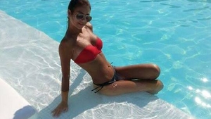 Ea e probabil cea mai sexy concurenta de la Vocea Romaniei! Uite cat de bine arata in costum de baie!
