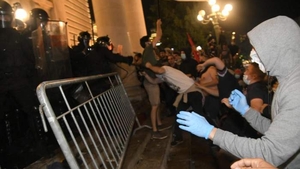 Proteste violente în Serbia! Oamenii sunt nemulțumiți de reimpunerea stării de urgență