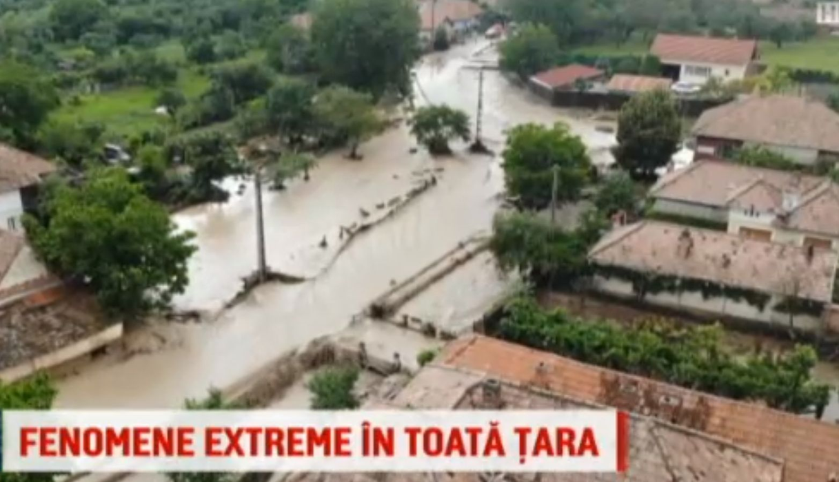 Reacția sfâșietoare a unei bătrâne din Alba care și-a văzut casa luată de ape