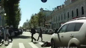 VIDEO ŞOCANT O glumă care s-a sfârşit tragic! S-a lungit pe trecerea de pietoni şi o maşina a trecut cu roţile peste gâtul lui
