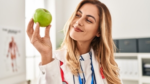 Un medic a mâncat mere timp de 7 zile! Ce s-a întâmplat imediat după experiment