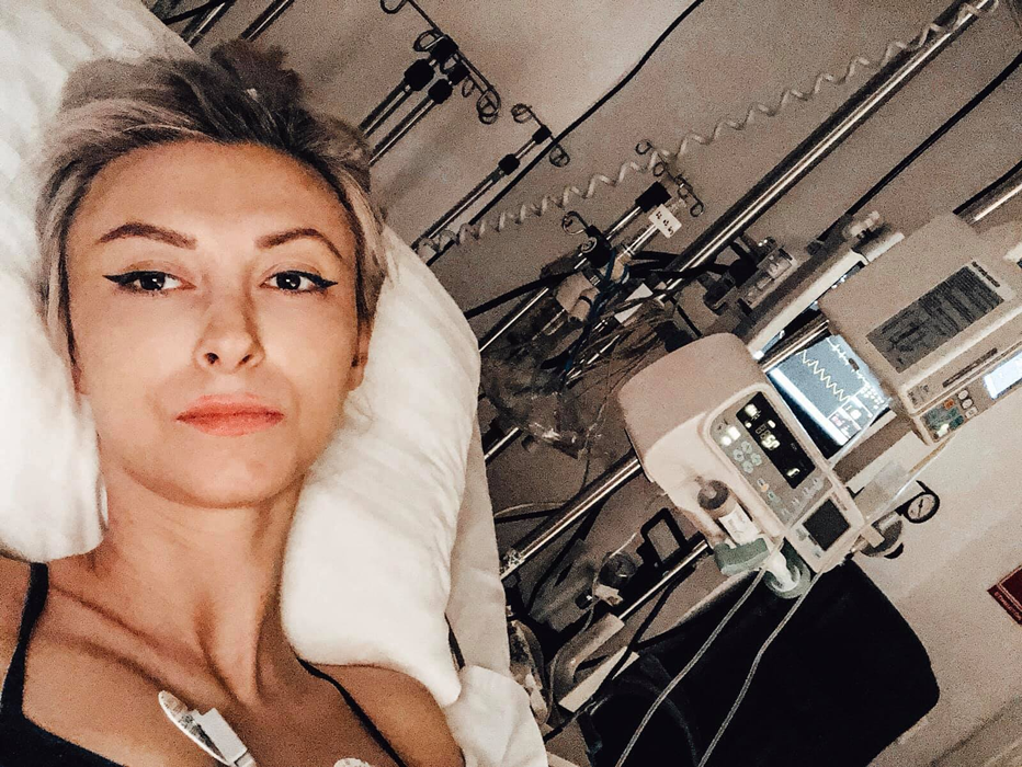 Adevărul cutremurător din spatele acestei poze cu Andreea Bălan. De ce poartă jartiere pe patul de spital