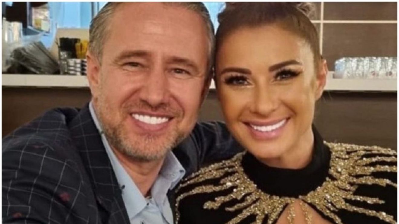 Imaginile care o vor scoate din sărite pe Anamaria Prodan! Laurențiu Reghecampf, prins în ofsaid cu două fete "foarte tinere și foarte botoxate"