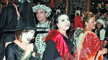 Distractie maxima intr-o cabana din Busteni! Bal cu printi, faraoni si vrajitoare