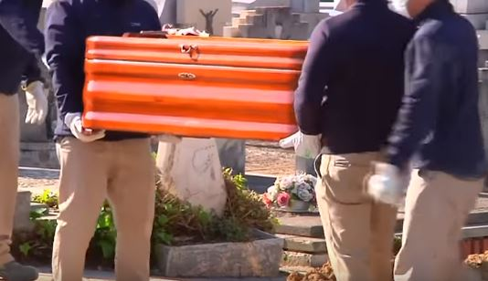 Ți se face pielea de găină! Cum arată o înmormântare pe vreme de pandemie COVID-19